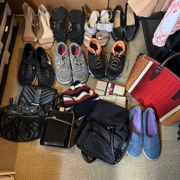 LIVE Closet Clearout - $5 Starts - Picture 3 of 16